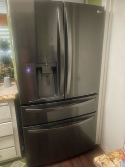 LG Refrigerator (Needs Compressor)
