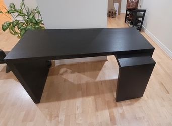Desk With Pull-out Panel