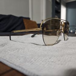 Louis Vuitton Z1366W Mirrored Pilot Shades for Sale in Tacoma, WA - OfferUp