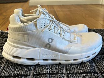 ON Women’s CloudNova 2 Sneaker SZ 8.5 (Used)