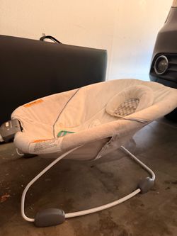 Baby vibrating bouncer