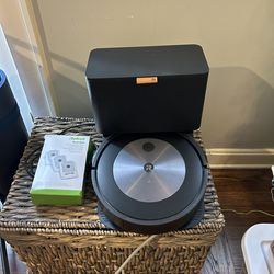 iRobot Roomba i7+ Robot Vacum with Clean Base – AS-IS / For Parts or Repair