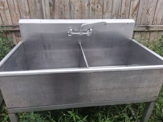 2 Stainless sinks