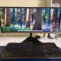 Display Gaming Set Up And Keyboard 