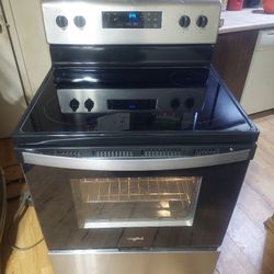3 1/2 Yrs Old, Black And Stainless Whirlpool 4 Burner Glass Top Stove Works Excellent