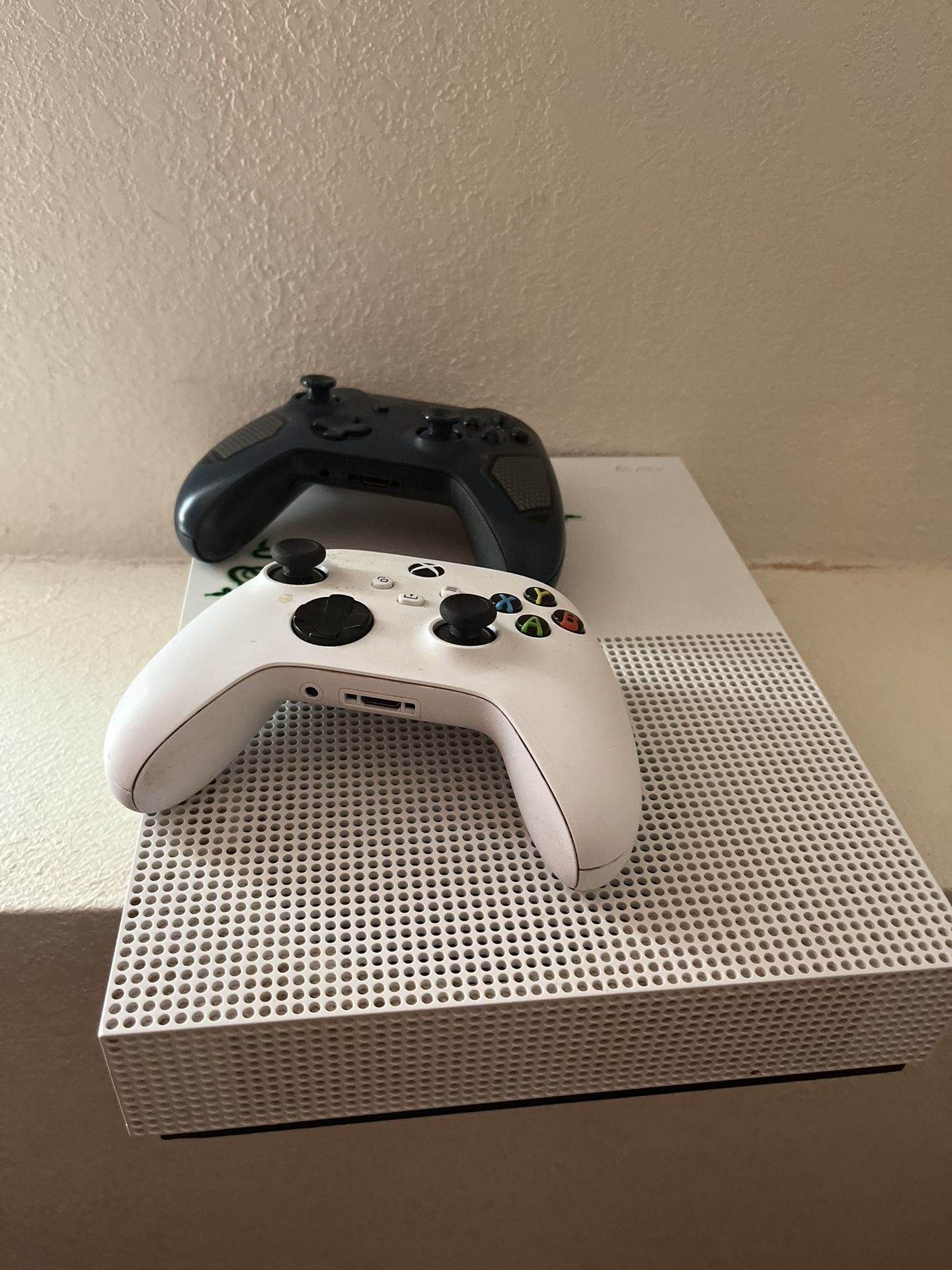Xbox One S 1tb With 2 Controllers