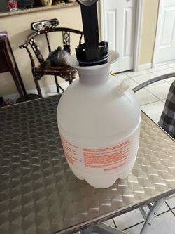 Sprayer in good, clean condition; the hose is missing.