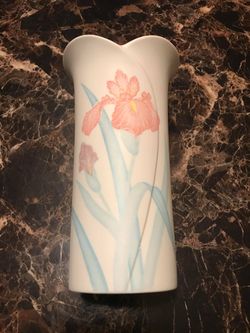 7" tall Vase