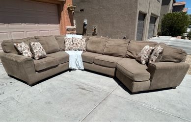 4-piece sectional with 6 decor pillows