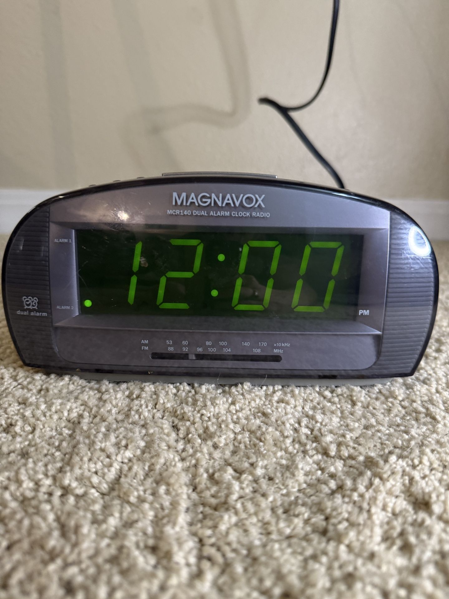 Magnavox digital alarm clock radio