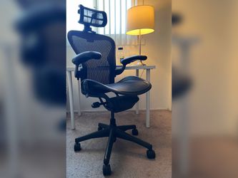 Herman Miller Aeron Classic Size B Office Chair + Headrest – Excellent Condition