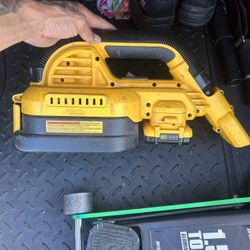 1/2 Gallon Dewalt Wet/dry Vacuum & Battery 