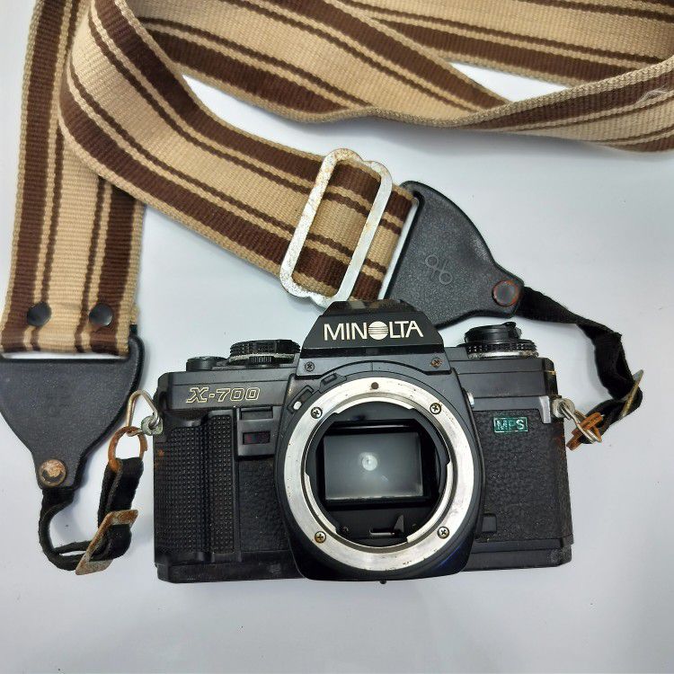 MINOLTA X-700 SLR CAMERA BODY AND STRAP