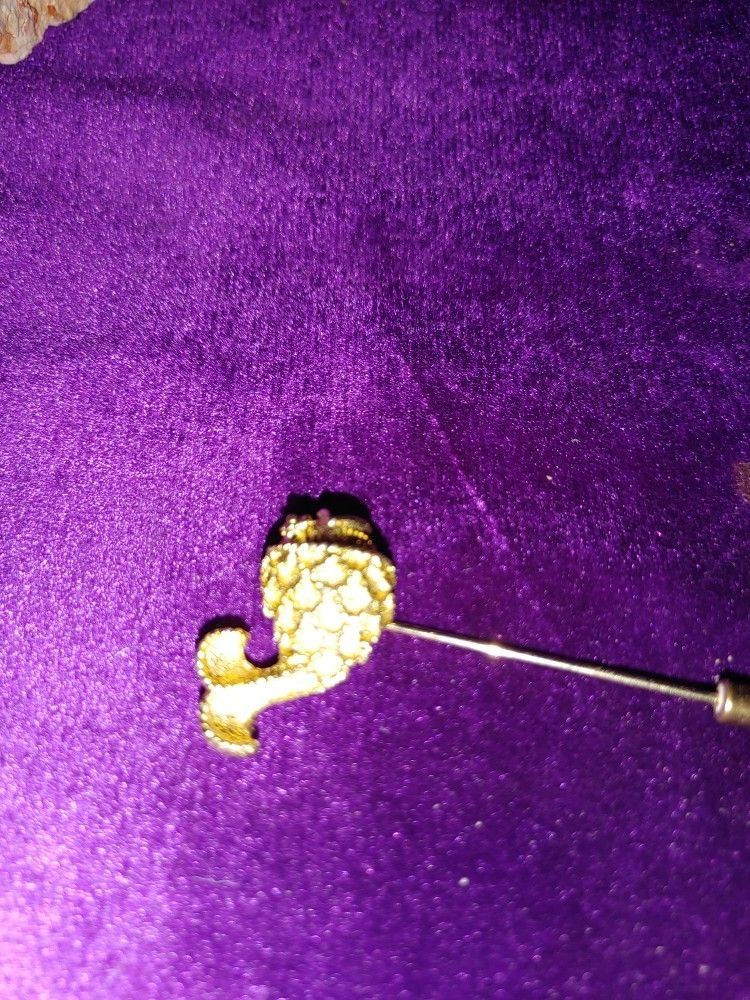 Gold tone 1977 Fishy Sweater Stick Pin