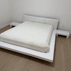 Queen Bed With 2 night stands 