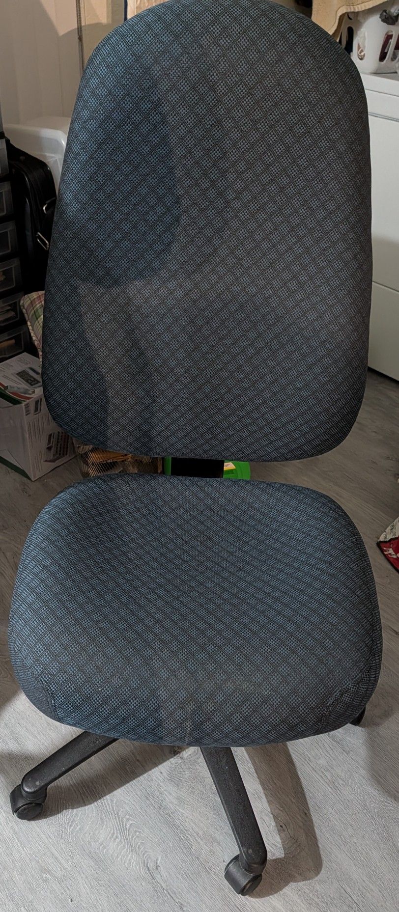 Like New Beautiful Computer Chair Has Different Settings.