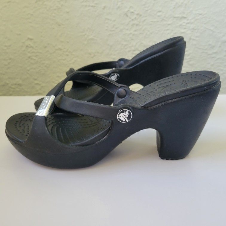 Crocs Women's Cypress Sandal Size 8 W Block Heel Strappy Mule Black Rubber Shoe.

Preowned, good condition, normal wear. Please see the photos closely