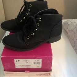 Womens Size 6.5 Black Booties