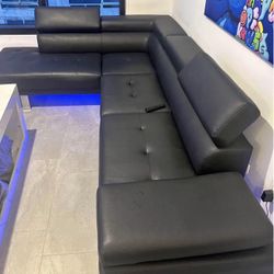 BLACK SECTIONAL W/ ADJUSTABLE HEADRESTS