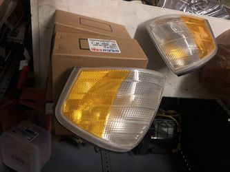 4 original Mbz c class corner lights (2 clear) (2 orange)