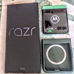 Motorola Razr 2025 Razer Unlocked 256 GB Mint Flip Phone Cell  Green With Case
