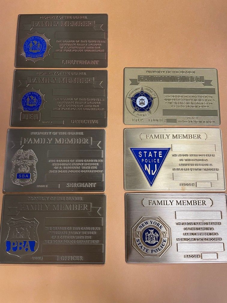 NOVELTY NYC 2025 NYPD GOLD FAMILY MEMBER METAL COURTESY COLLECTIBLE (1)