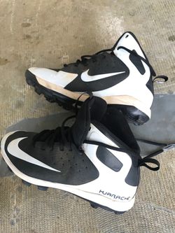 Huarache base ball cleats 923433-011