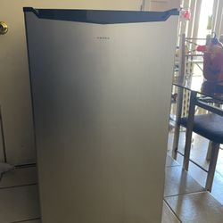 Amana Mini Fridge 
