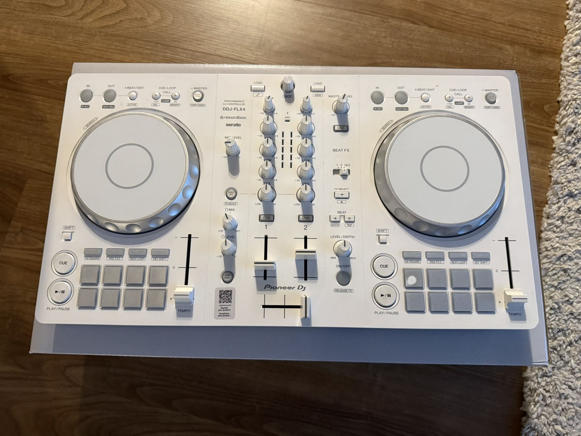Pioneer DDJ FLX4  W/ Case 