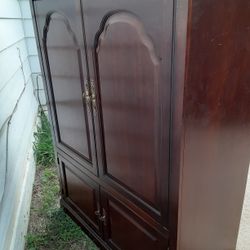 Mohoganny TV Stand (Asis) $60.00 (Serious Buyer) Cash Only 