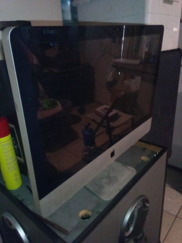 Apple iMac 24inch, M1 Chip, And 8-core CPU