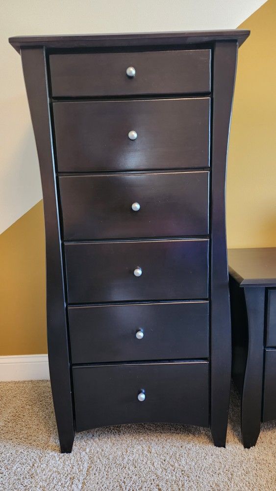 Black dresser and side table set like new