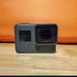 GOPRO HERO 5 ACTION CAM w/ 2 BATTERIES