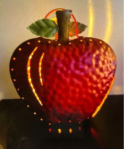 Home 🏡 interior “ Manzana decorativa.  Se le pine vela de pilas y asi Se Mira