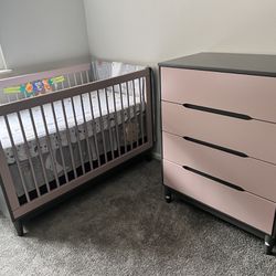 Baby Crib with Matching Baby Dresser 