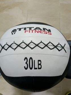 Titan Fitness 30lb Medicine Ball