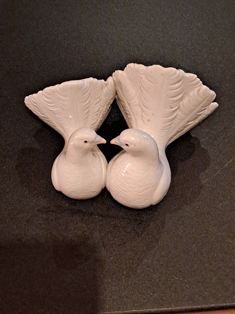 Lladro. Couple Of Doves Figurine