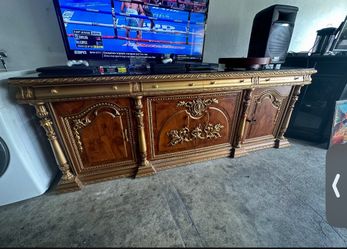 LUXURIOUS BUFFET TABLE