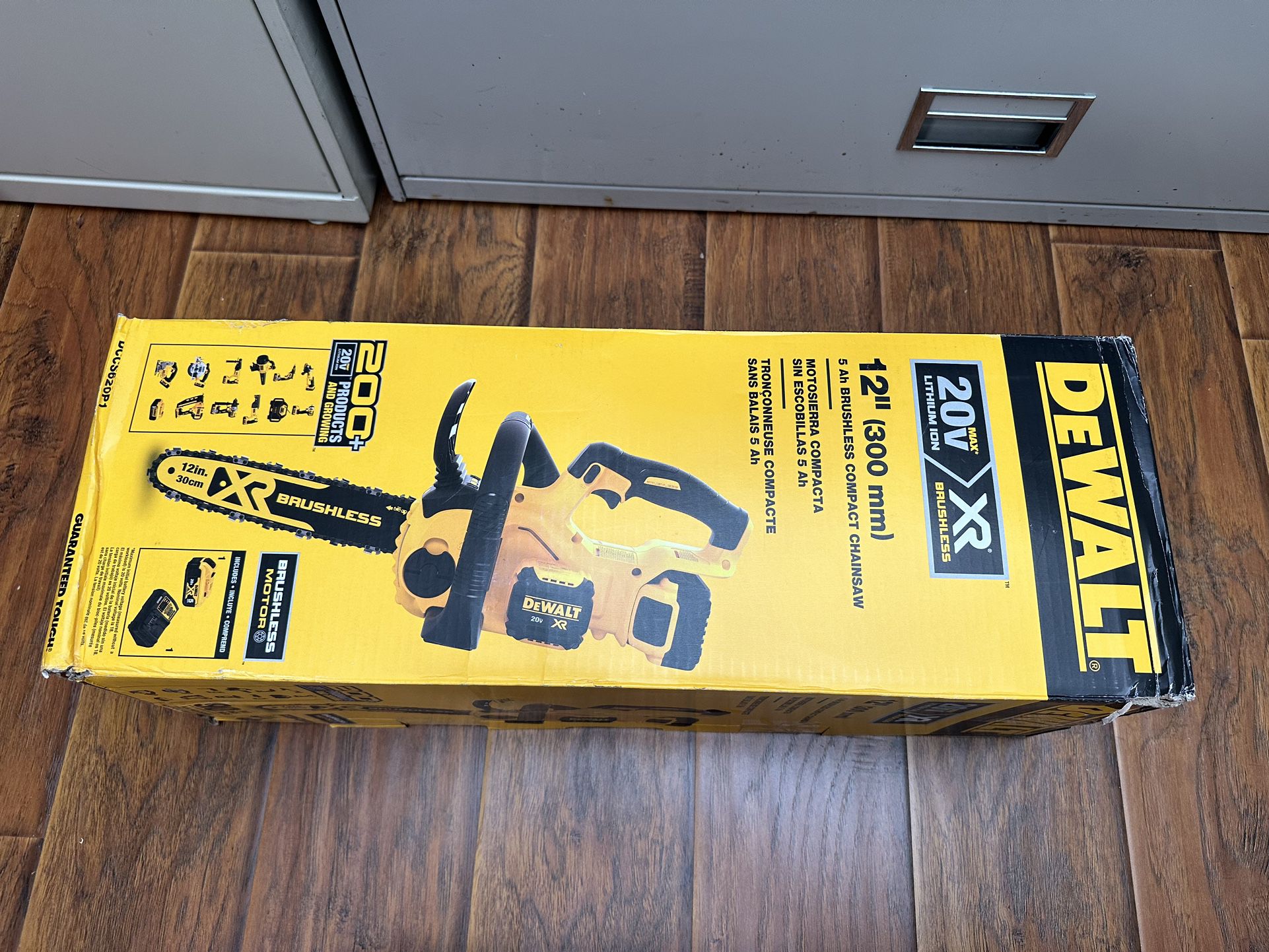 Dewalt 20V MAX 12 in.Brushless Cordless Battery Powered Chainsaw Kit with (1) 5 Ah Battery & Charger