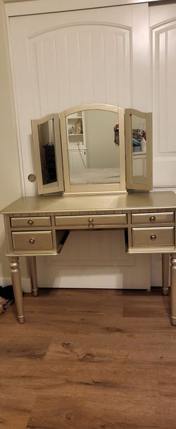 Vanity Make Up Desk With Mirror 