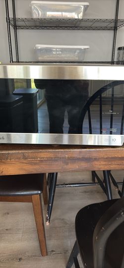 LG NeoChef Smart Inverter Microwave – Excellent Condition