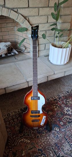 Hofner HI series bass with fitted case