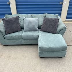 DELIVERY AVAILABLE 🚛🚚🚛 Awesome 2 Piece Teal Sectional 