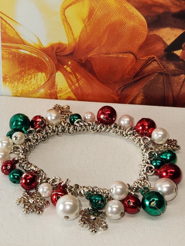 #1968, GORGEOUS VTG , PEARLS CHRISTMAS CHARM BRACELET