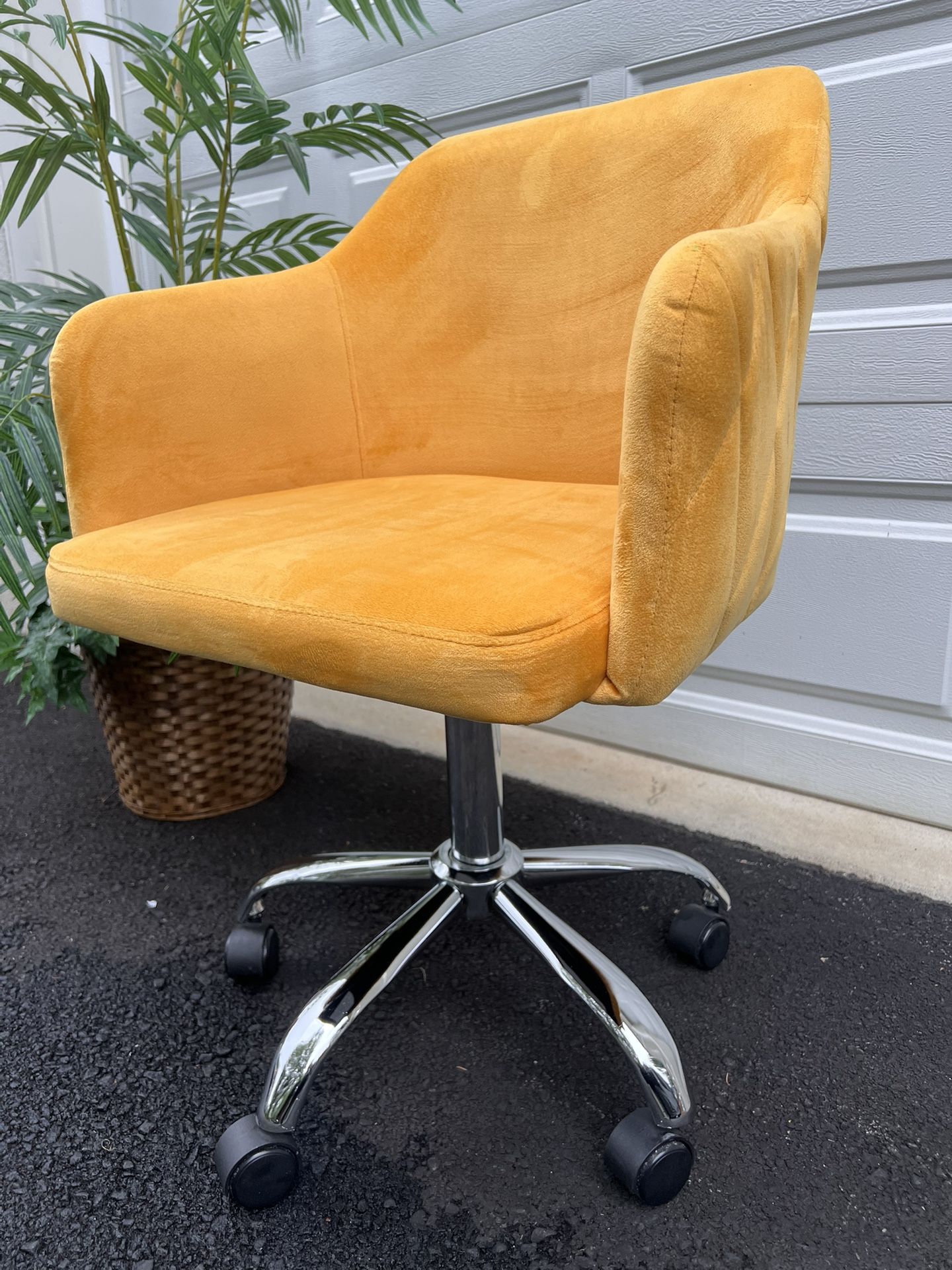 Cute! Yellow adjustable Swivel Rolling Chair. Like-New. Delivery Available🚚