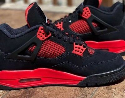 Mid-cut basketball shoes