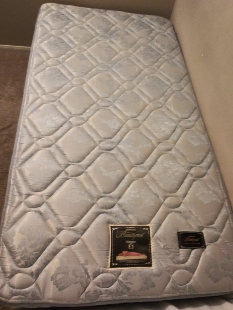 Mattress Simmons Beautyrest Single Twin bed. Excellent condition