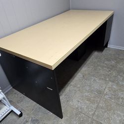 (FREE) Heavy Duty Office Desk ⚠️ Don't ask if it's available if you see "Available" the post. 