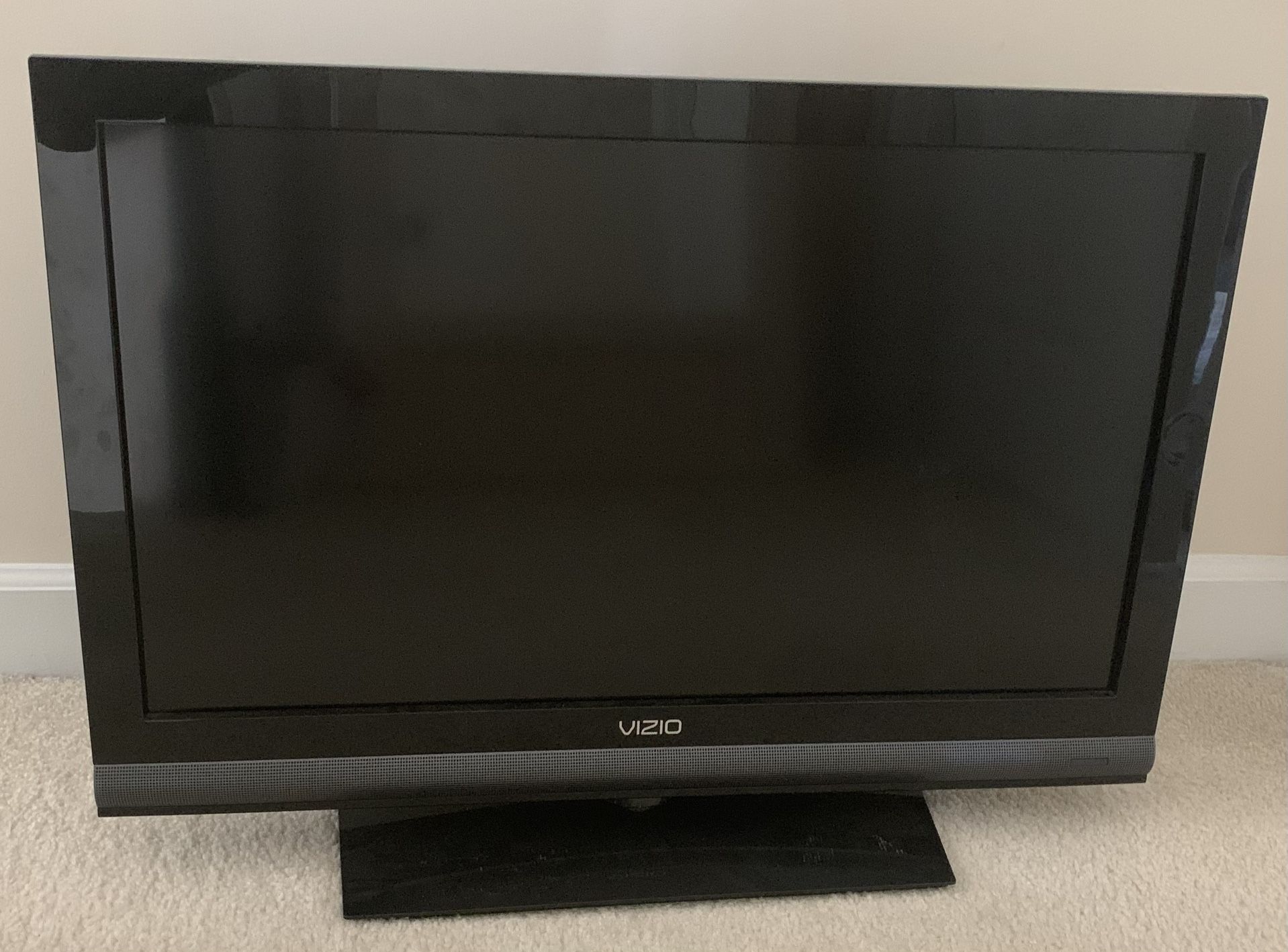 Vizio 32" TV With Stand & Wall Mount 