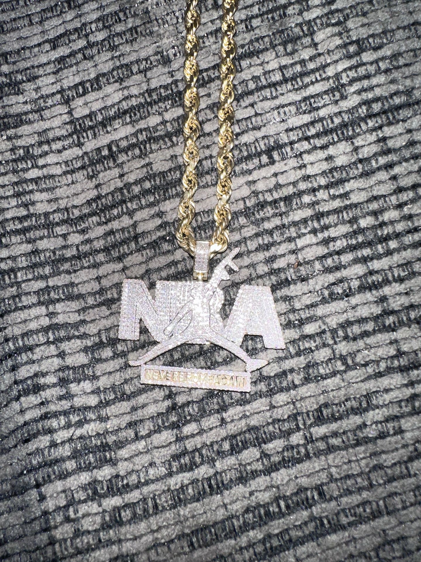 Gold Chain With Nba Pendant for Sale in Thornton, CO - OfferUp